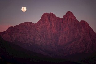 月夜下的壮丽山峰