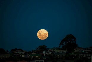夜幕下的满月与城市轮廓