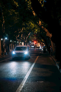 夜晚街道上行驶的汽车