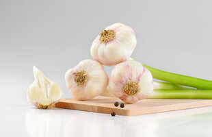 新鲜大蒜摆放在砧板上