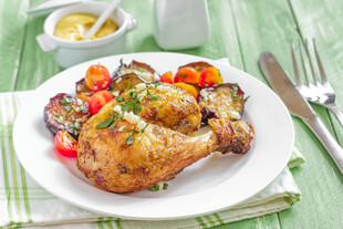 烤鸡腿配蔬菜美味佳肴