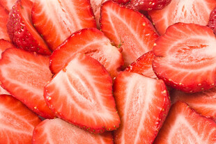 新鲜切片草莓特写