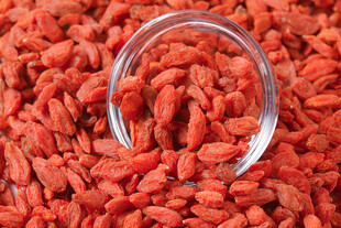 玻璃杯中倾倒出的红枸杞