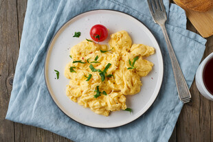 美味炒蛋配番茄与香草