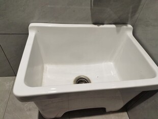 白色方形陶瓷洗衣水槽