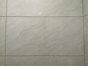 浅灰色纹理瓷砖墙面