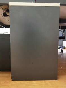 黑色立式物体展示