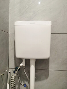 白色水箱