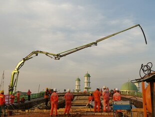 工地混凝土浇筑作业场景