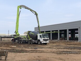 工地混凝土泵车作业场景