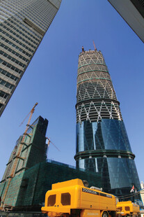 城市高楼与黄色车辆景观