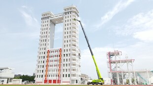 高楼建设中的起重机作业