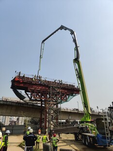 桥梁施工现场的吊装作业