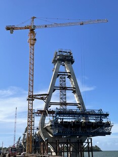 海上桥梁建设施工现场