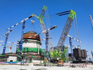 大型工程现场多起重机作业