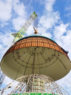 游乐园旋转设施蓝天白云下