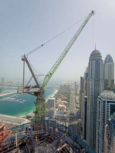 城市高楼旁的大型施工起重机