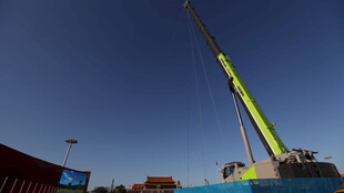 工地中的黄色起重机