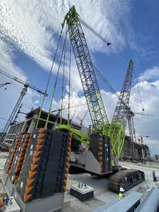 施工现场的大型起重机