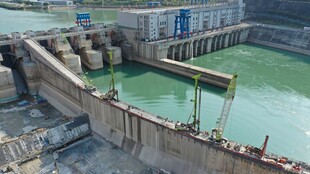 大型水坝工程壮观景象