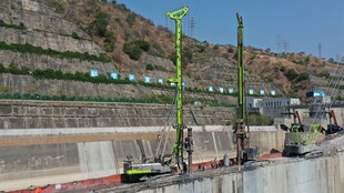 大坝施工现场机械设备