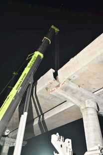 高空作业车进行高空作业