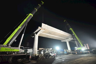 夜间桥梁施工场景