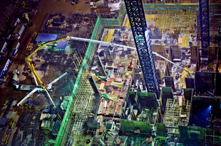 绚丽灯光下的城市夜景