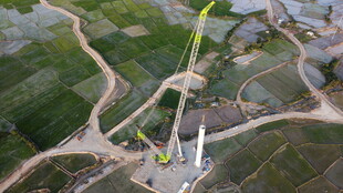 高空俯瞰塔吊施工现场