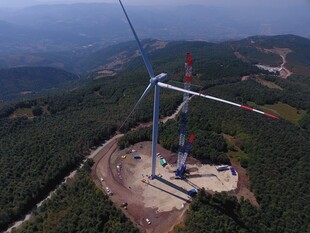 山顶风力发电机施工现场