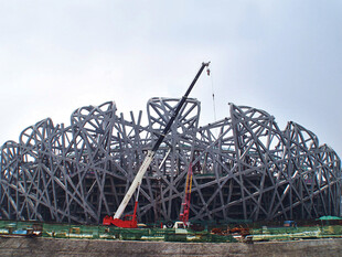 鸟巢施工现场的大型起重机