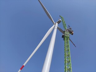 风力发电机安装作业场景