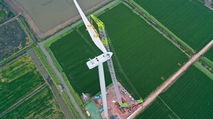 空中俯瞰田野中的风力发电机