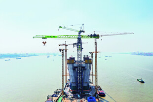 江上桥梁建设施工现场