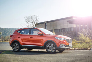 红色SUV