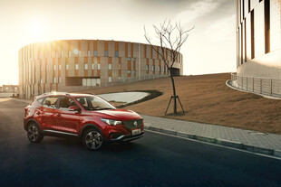 红色SUV
