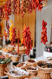 市场中的多彩辣椒与食材