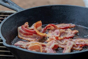 锅中煎制的美味肉类食材