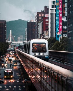 城市高架上行驶的白色列车