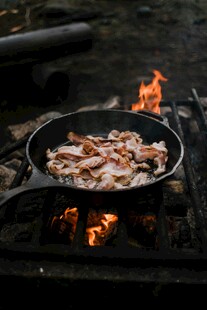 户外篝火上煎制的美味食材
