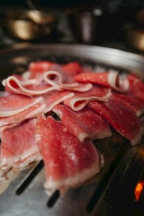 铁板上的鲜嫩牛肉片