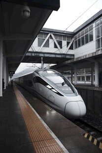 高铁站台上的高速列车