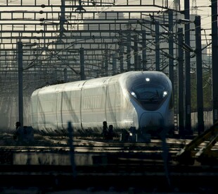 未来感高速列车于轨道设施间
