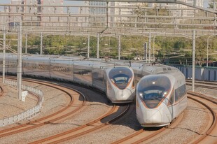 双高铁于轨道上交错行驶