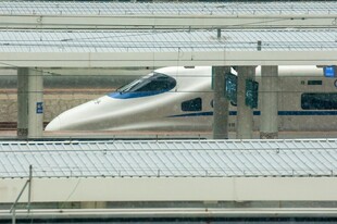 高铁站的高速列车