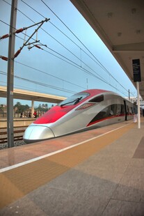 高铁站台上的高速列车