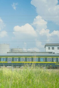 田野旁驶过的一列火车