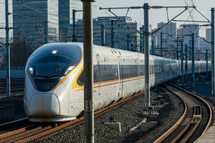高速列车穿梭于城市轨道