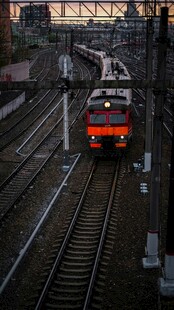 铁轨上的红色列车