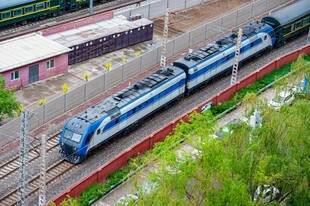 蓝银相间火车行驶于铁轨